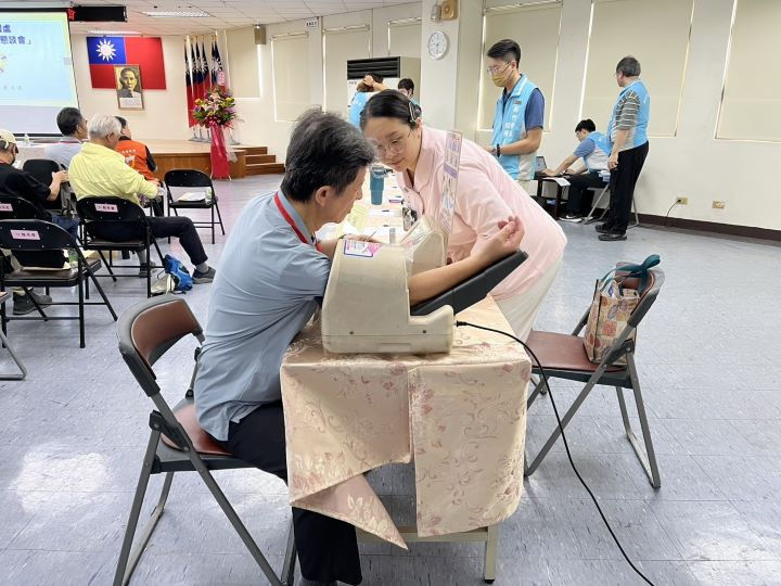 ▲懇談會期間設置醫護小站提供與會退除役官兵量測血壓及健康諮詢服務。