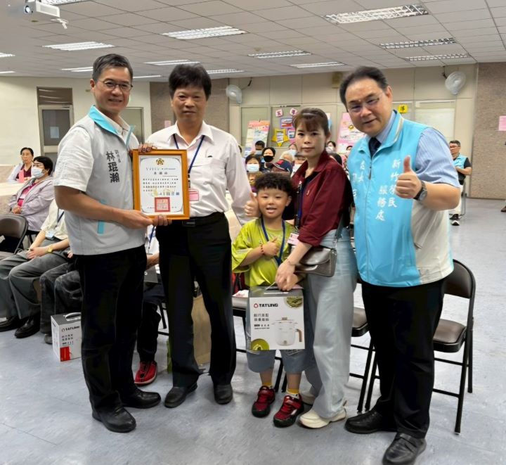 ▲新竹榮民服務處鞠宗顯處長(右1)及新竹市政府林琨瀚副市長(左1)與受表揚幸福家庭。