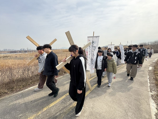 “작은 어깨에 진 십자가… 다음세대도 고난에 동참”