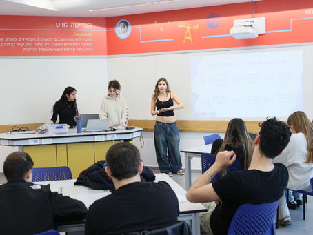 הרצאה של תלמידות י"ב כימיה בכנס התלמידים השנתי