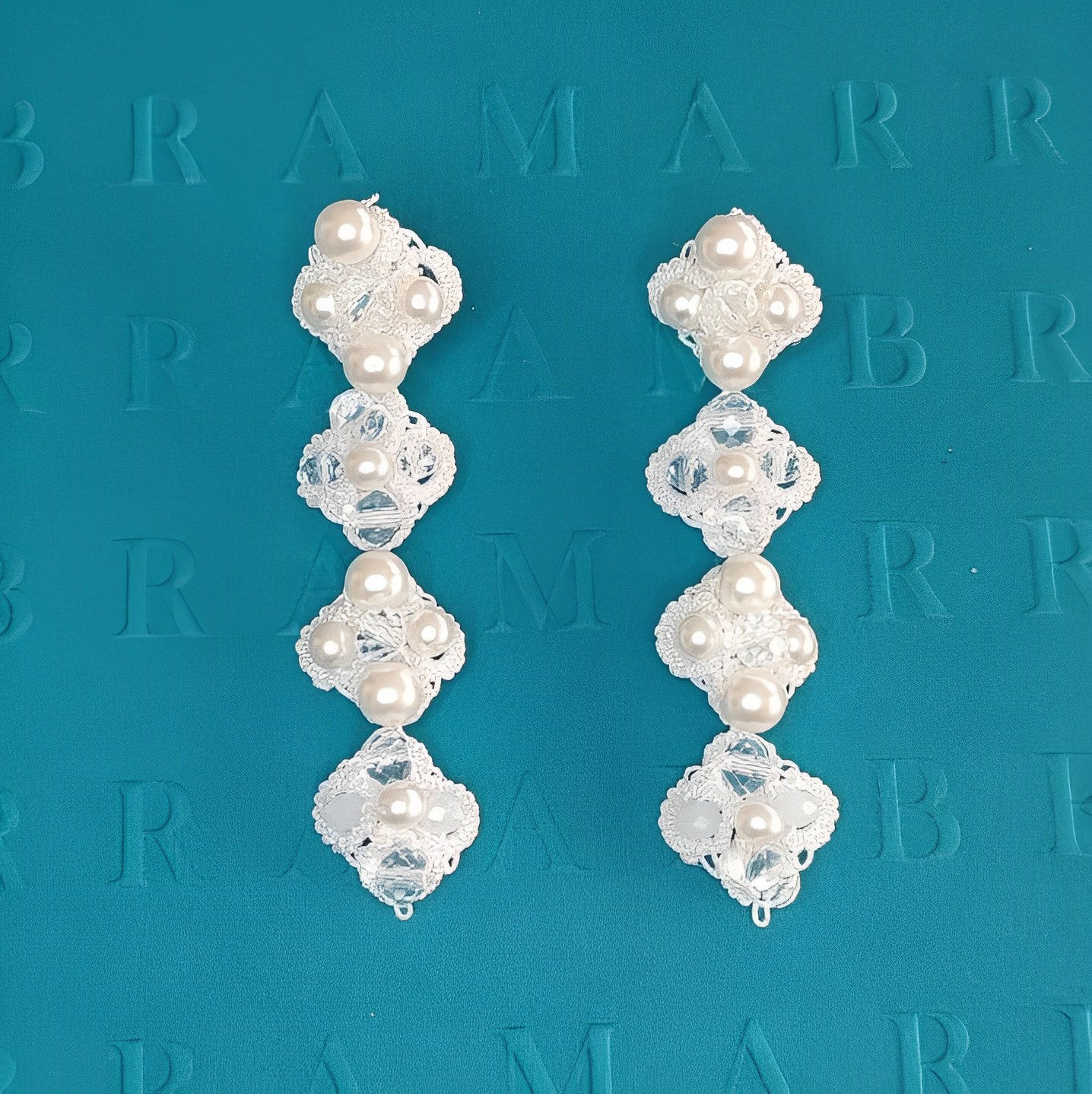 Total White pendant earrings