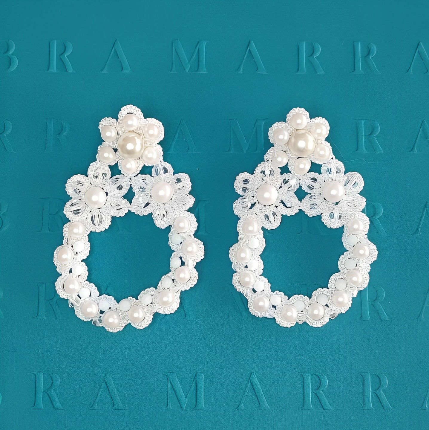 Total White drop earrings