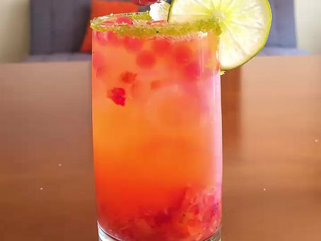 🍓 Coctel Refrescante con Aguardiente, Fresas y Perlas Explosivas de Fresa & Limón