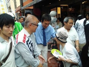巣鴨の地蔵通商店街をたけみ候補と練り歩き