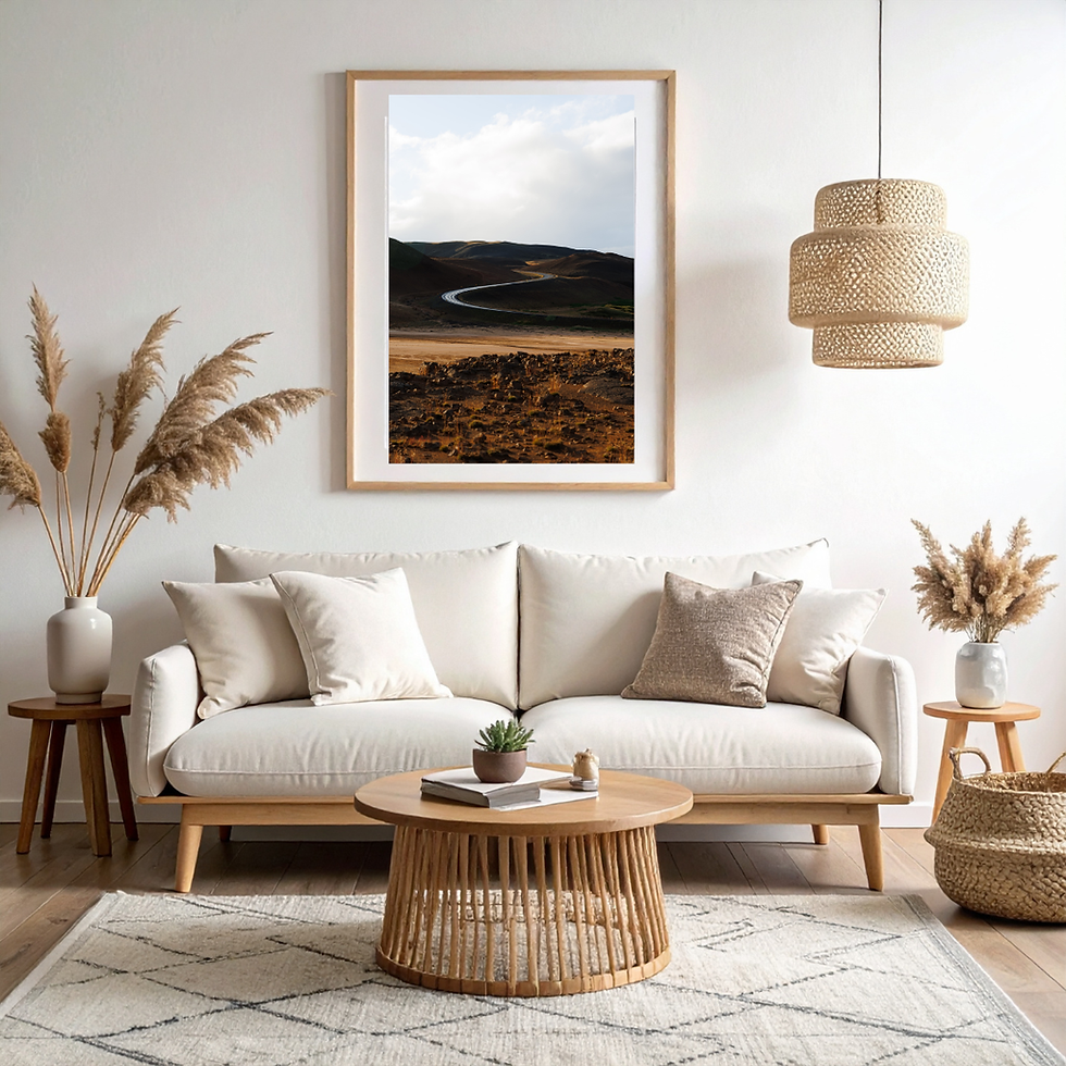 salon avec une photo d'une route sineuse dans paysage ocre