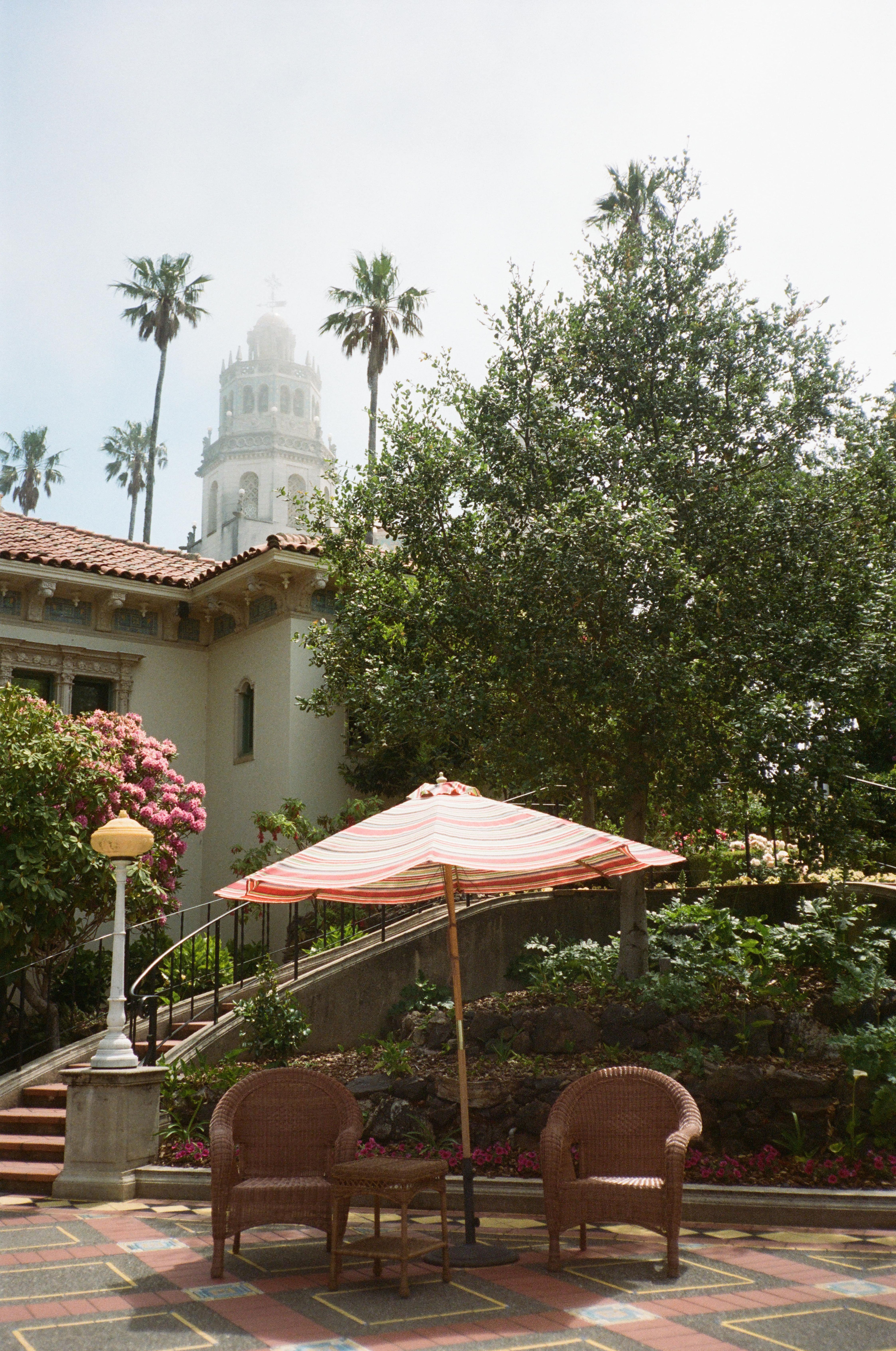 terrasse du hearst castle qui se dégage de la brume matinale