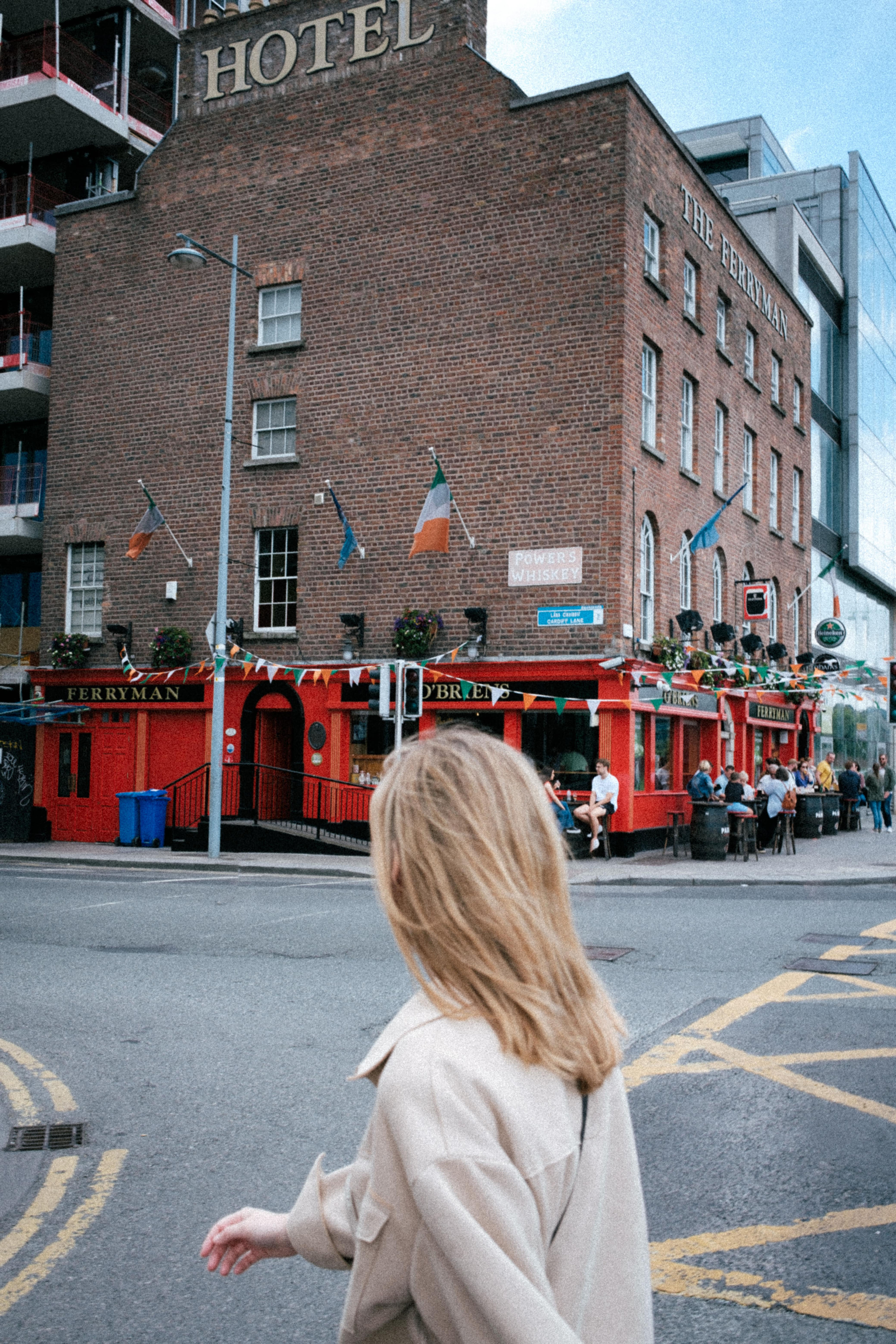 femme blonde dans une rue irlandaise