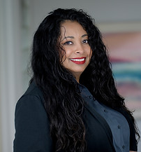 Yuliana de lado con traje ejecutivo.jpg