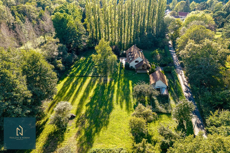 Prise de vue aérienne par drone d'une propriété avec grand jardin arboré dans le sud des Yvelines – agence Toulzac & Nowak