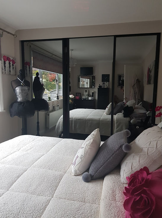 MOdern bedroom with mirrored panels