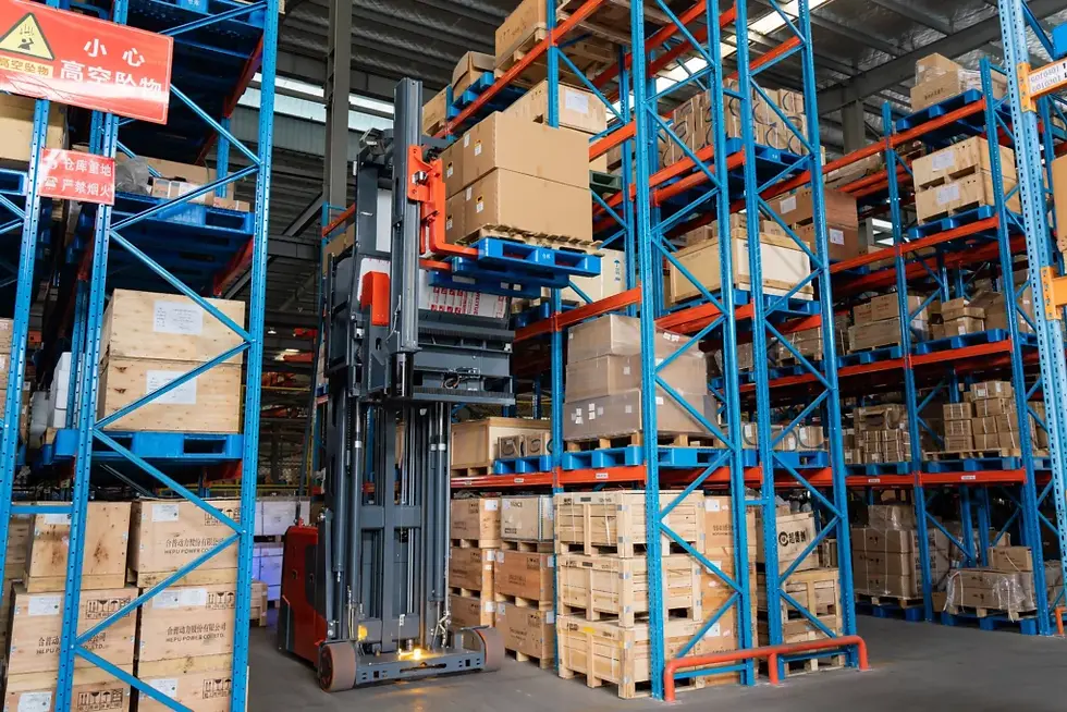 Operator-driving-narrow-aisle-forklift-in-warehouse-1024x683.webp