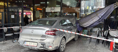 Otomobil alışveriş merkezine girdi