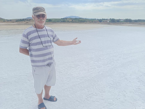 Suyu buharlaşan gölün tuz tabakası ortaya çıktı