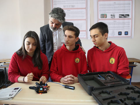 Lise öğrencilerinden akıllı eldiven buluşu!