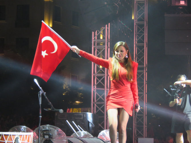 Binler meydanda eğlendi!