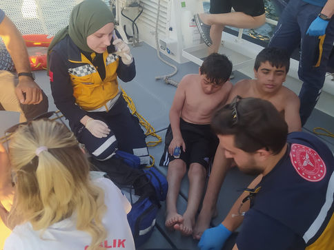 Mahsur kalanları kurbağa adamlar kurtardı