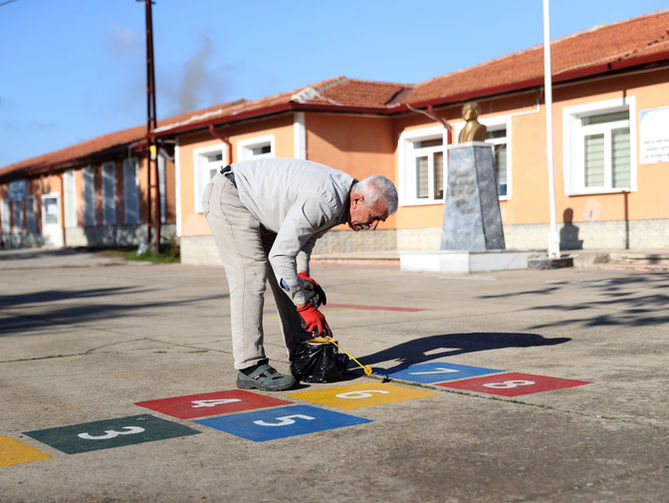 Depremzede babanın renkli fırçası!