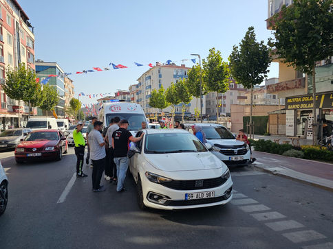 Otomobiller çarpıştı!