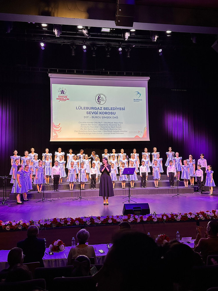 Sevgi Korosu alkışları topladı