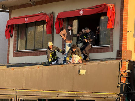 Kafenin 3. katından düştü!