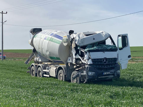 Beton mikseri tarlaya uçtu
