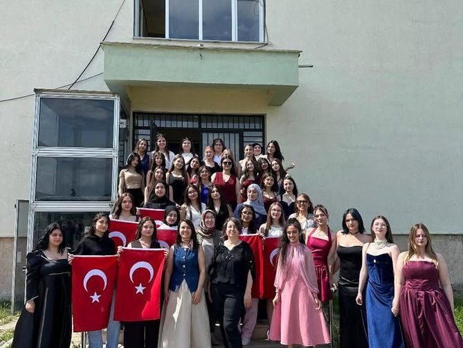 Öğrenciler ve öğretmenler podyumda!