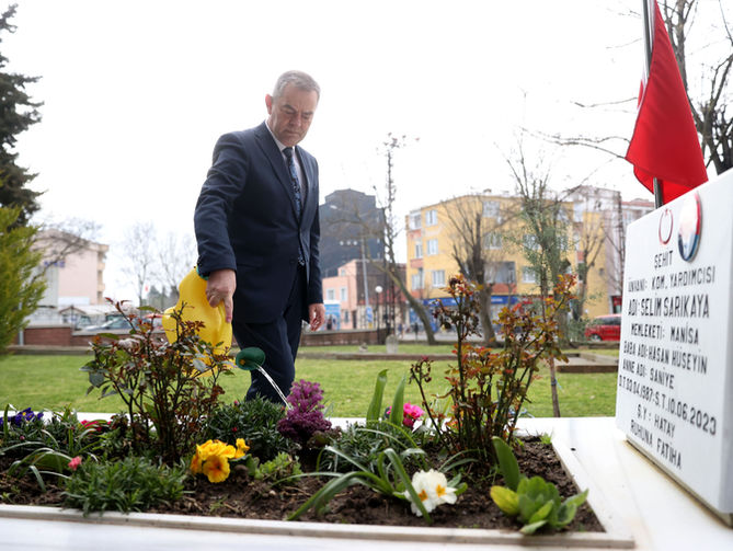 Şehitlikler bayrama hazırlanıyor