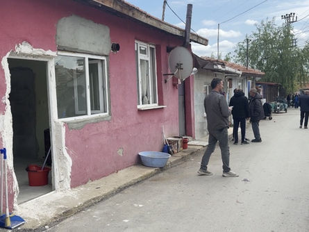 Eşini bıçakladı!
