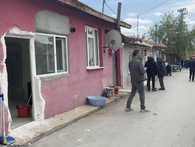 Eşini bıçakladı!