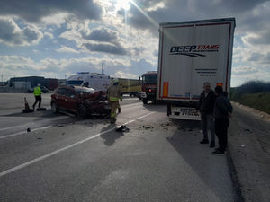 Otomobil tıra arkadan çarptı!