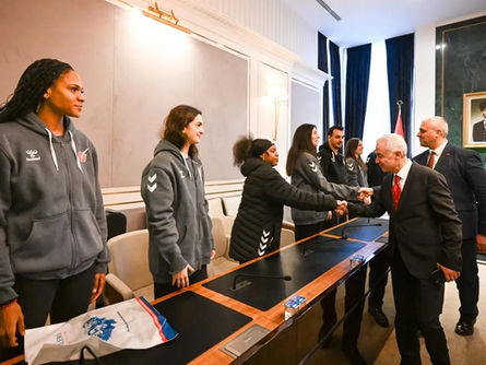 Vali kadın basketbolcuları ağırladı