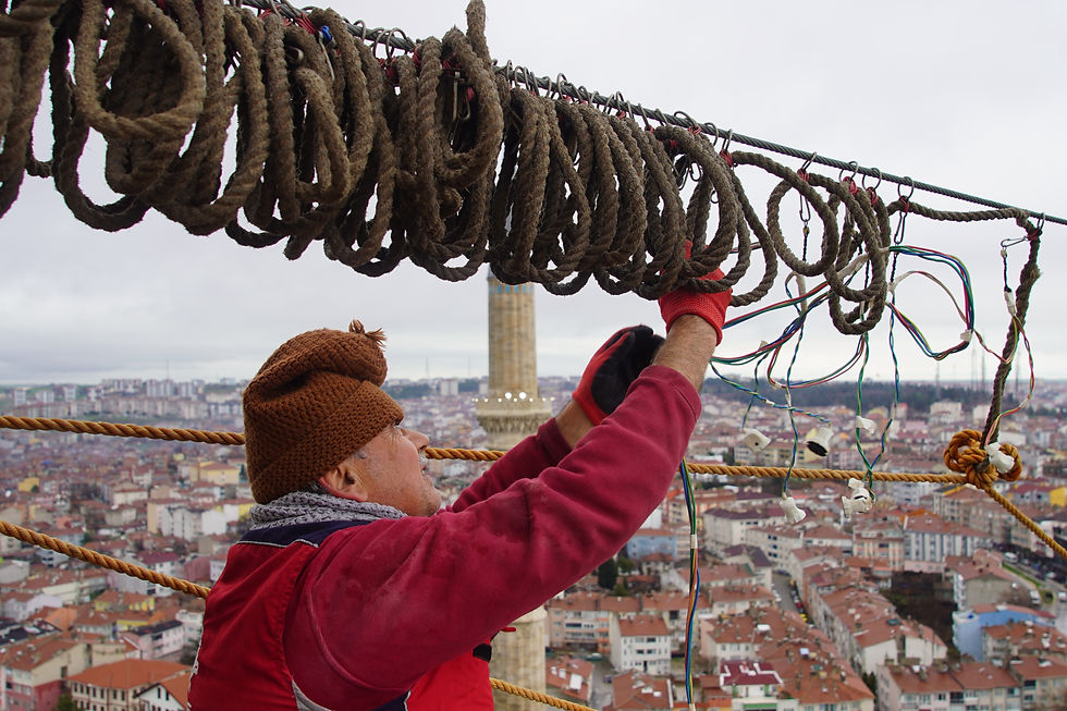 "Son mahyacı" sanatıyla gökleri aydınlatıyor