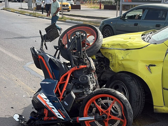 Taksiyle motosiklet çarpıştı!