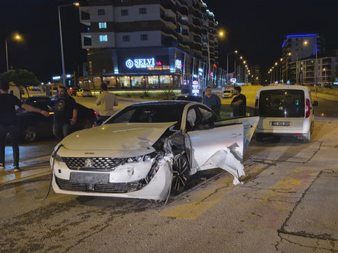 Zincirleme trafik kazası: 1 yaralı
