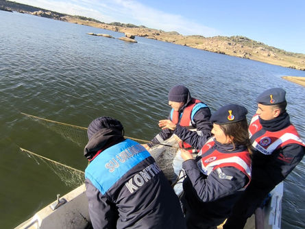 Barajdan 500 metre ağ çıkardılar!