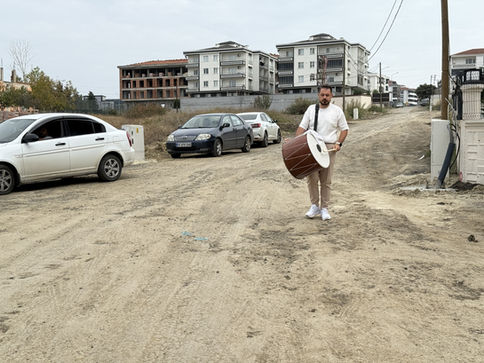 Bozuk yollara davullu protesto!