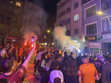 Galatasaraylılar galibiyeti kutladı