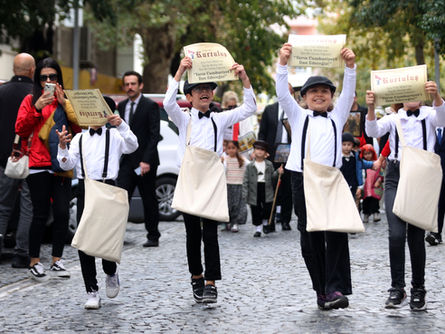 "Gazeteci Çocuklar" "Cumhuriyet manşetli" gazete dağıttı
