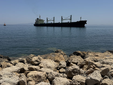 Kuru yük gemisi karaya oturdu