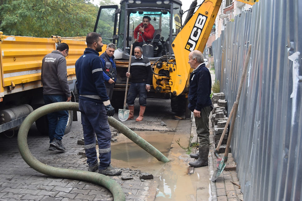 Umurca Sokak’ta su borusu patladı