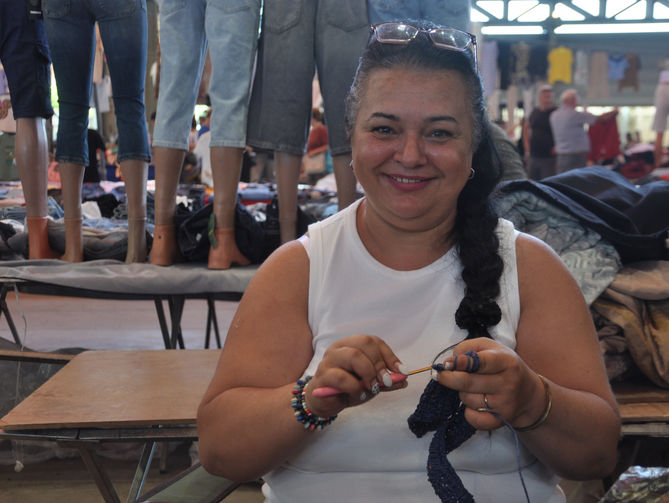 İplerle hayallerini örüyor