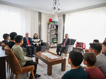 Devletin korumasındaki çocuklarla bayramlaştı