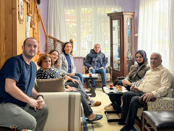 Validen emekli öğretmenlere anlamlı ziyaret