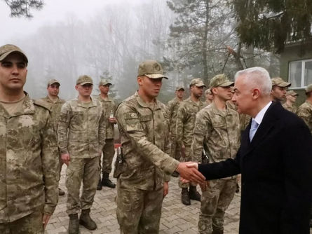 Sınırda Mehmetçikle bayramlaştı