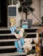 Treppe mit Dekoration für eine Taufe am 03.06.2024, darunter Tierfiguren von Elefanten und einem Löwen, Vogelkäfige mit blaue