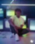 Homme assis devant de vieilles TV cathodiques