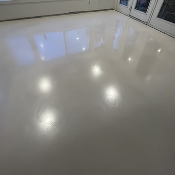 seamless plain metallic epoxy floor wiht high gloss modern effect for residential basement.