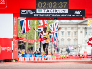 Eliud Kipchoge crossing the finish line to win London in 2019
