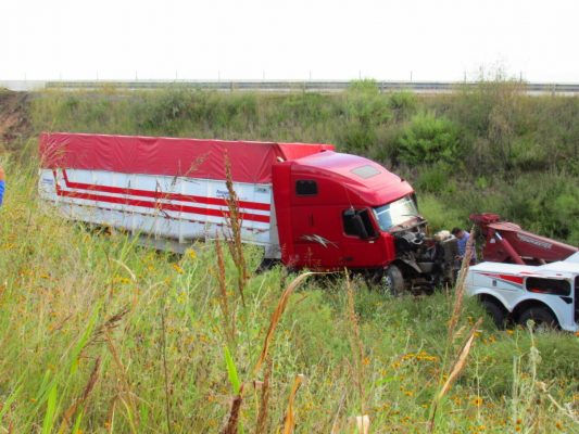 Conductor de tráiler pierde el control y sale del camino rumbo Cuauhtémoc.