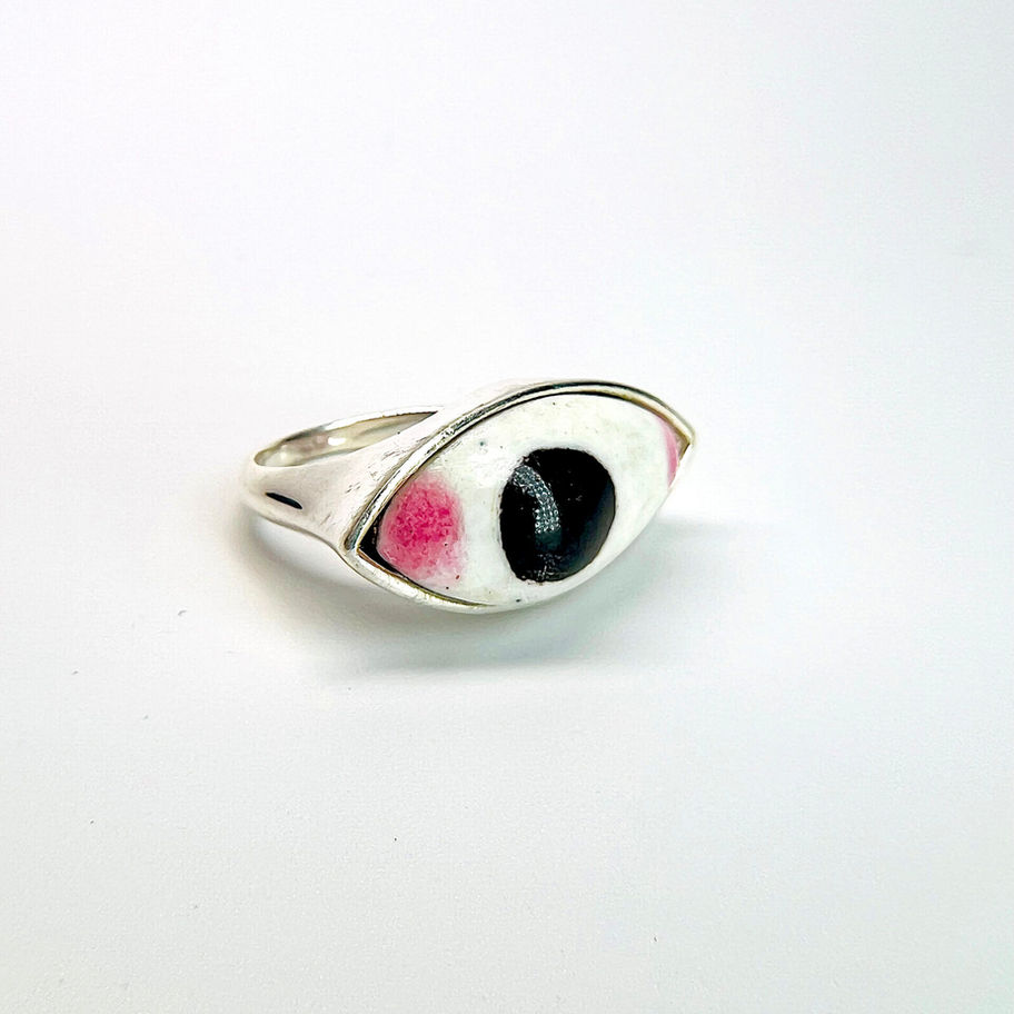 Anello Artigianale Third Eye in Argento con Occhio in Ceramica vista laterale